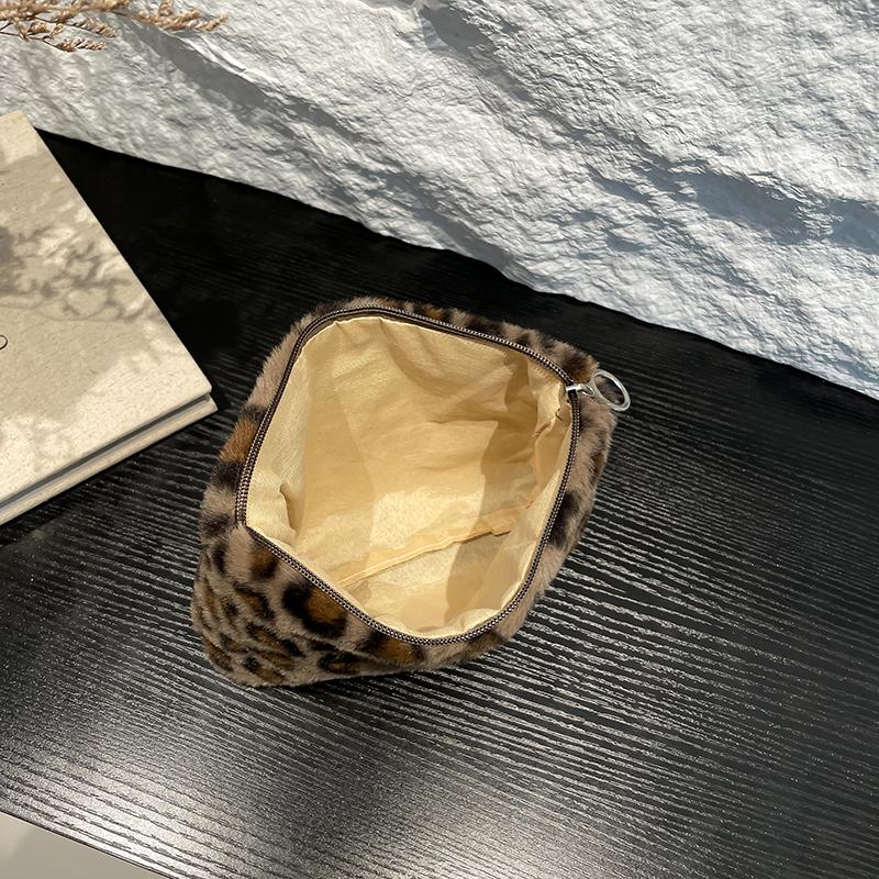 Leopard print plush Makeup Bag Large capacity portable travel toiletry bag Cosmetics Clutch Bag Premium storage bag