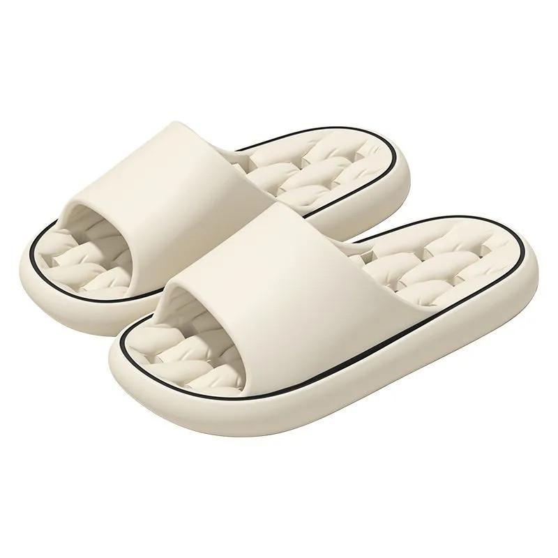 Roztomilé a tlusté letní domácí pantofle do obývacího pokoje, chladný interiér a nové pantofle s podrážkou pro pánskou domácí výzdobu