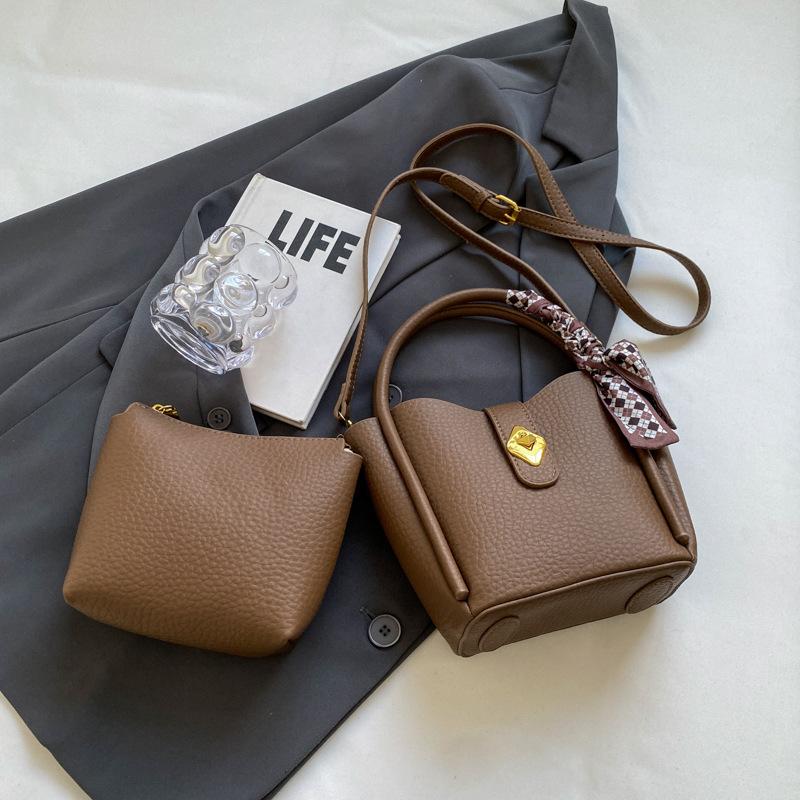 

Single Crossbody Shoulder Handbag Large Capacity Fashion Simple Commute Leisure темно-коричневого кольору