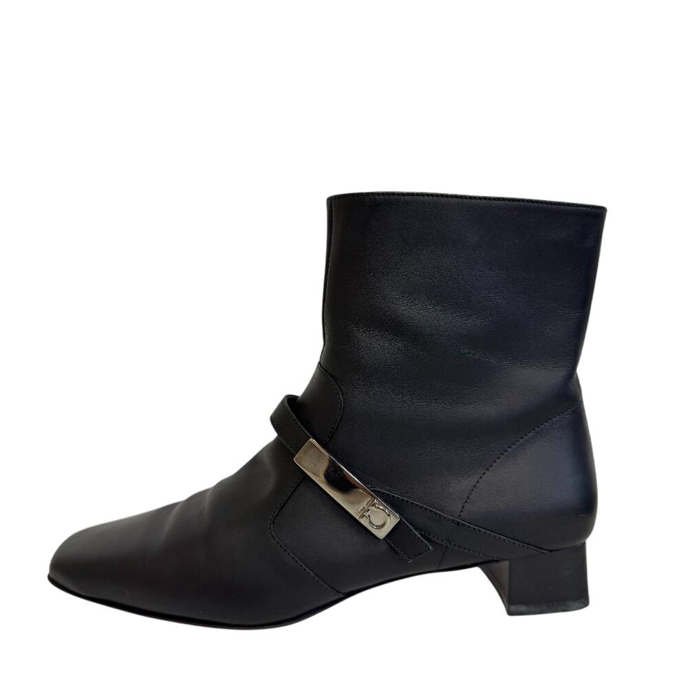 Salvatore Ferragamo DY16344C30 leather Gancini short boots boots black leather Women Used 16400₽