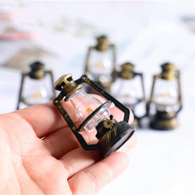 1:12 Mini Gazyağı Fener Bebek Evi Dekor Sahne Süsler Minyatür gaz lambası Çocuklar Oyun Evi Oyuncak Dollhouse Aksesuarları Pretend