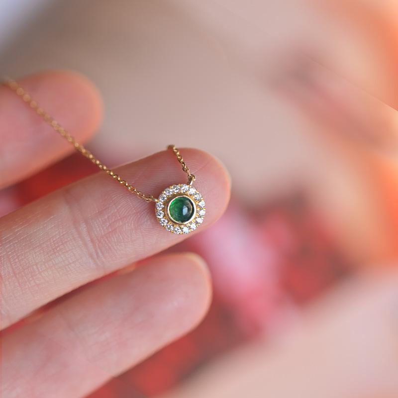 Exquisite and Compact Pendant Necklace, Inlaid with Round Green Synthetic Zircon, Elegant Jewelry for Women, Daily Wear, Gift Giving
