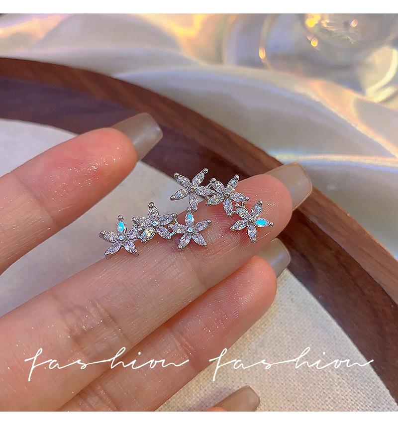 The same flowery earrings, cold wind super flash zircon flower earrings.