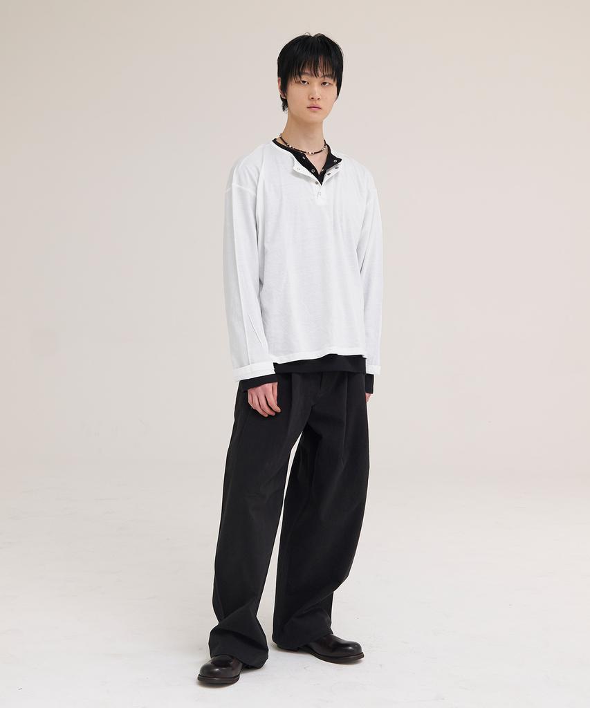 Akesi Contra Layered Henley Neck Long Sleeve_White And Black