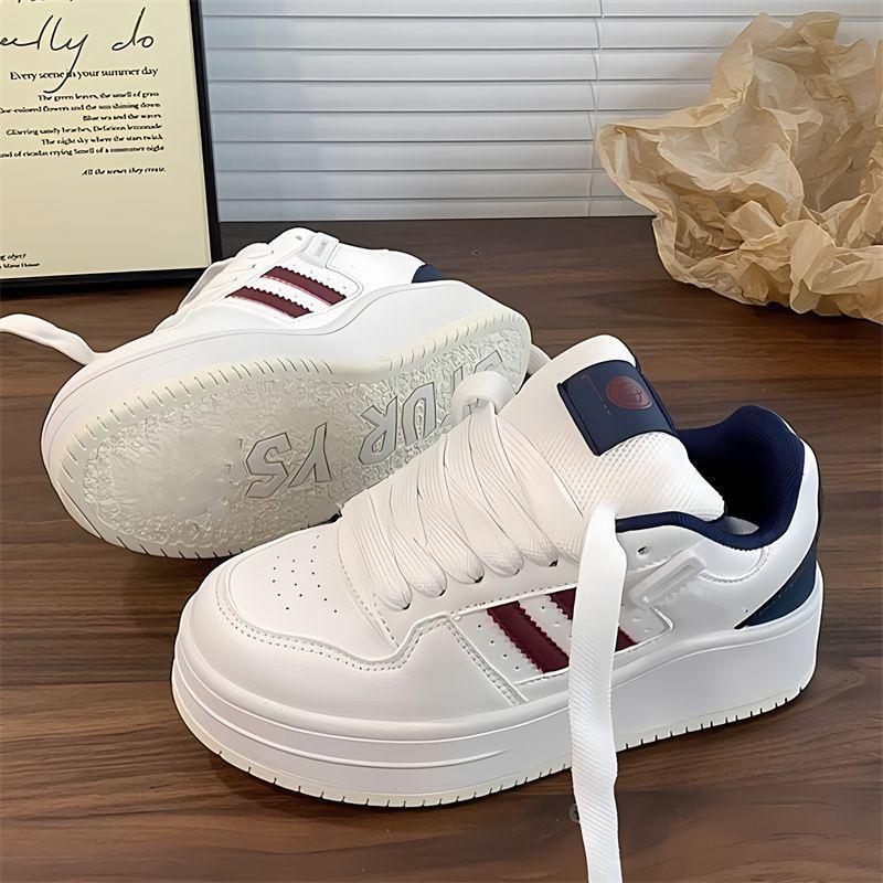 Burgunderfarbene Plateau-Brot-Schuhe kleine weiße Schuhe Damen leichtgewichtige runde Zehenpartie Student vielseitig Rock höhenverstärkende Paar-Board-Schuhe