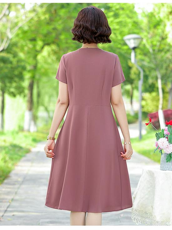 Elegant Summer Dress for Mid-Aged Women: Fashionable & Slimming with Short Sleeves