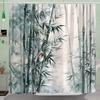Eleganter Bambuswald Wasserdichter Duschvorhang für Badezimmerdekor, Mit einem ruhigen Design mit einem Vogel, der zwischen den