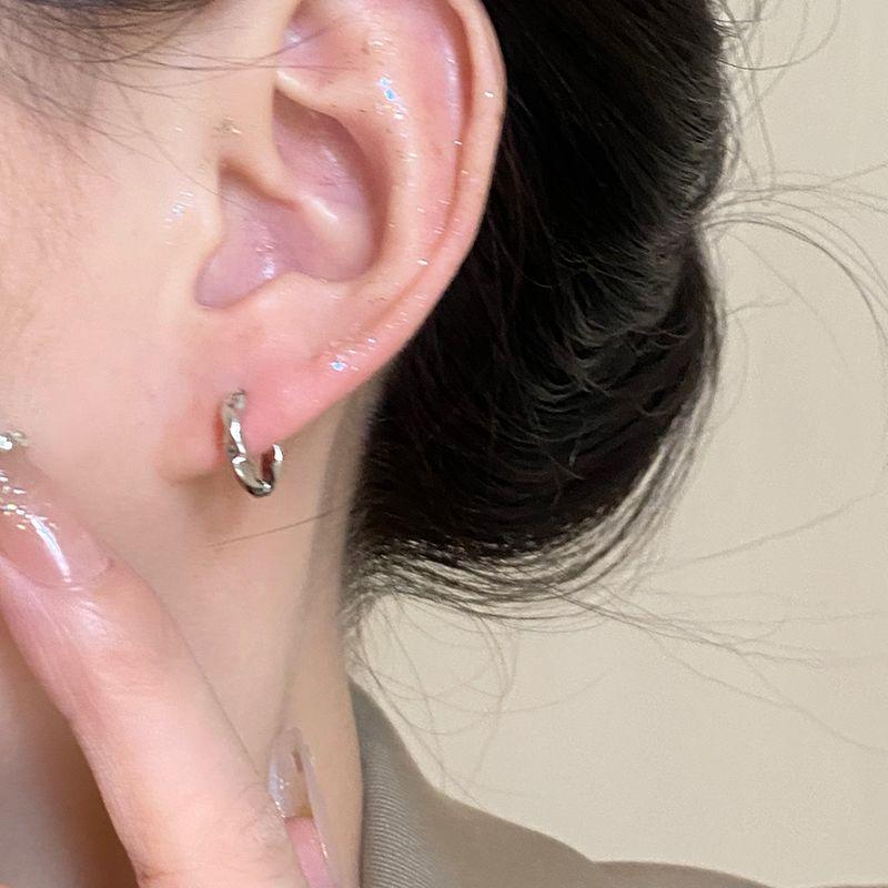 

Женский браслет Mobius с простым дизайном, нишевый дизайн, серебряные серьги-пусеты [Silver] Mobius earrings (2)