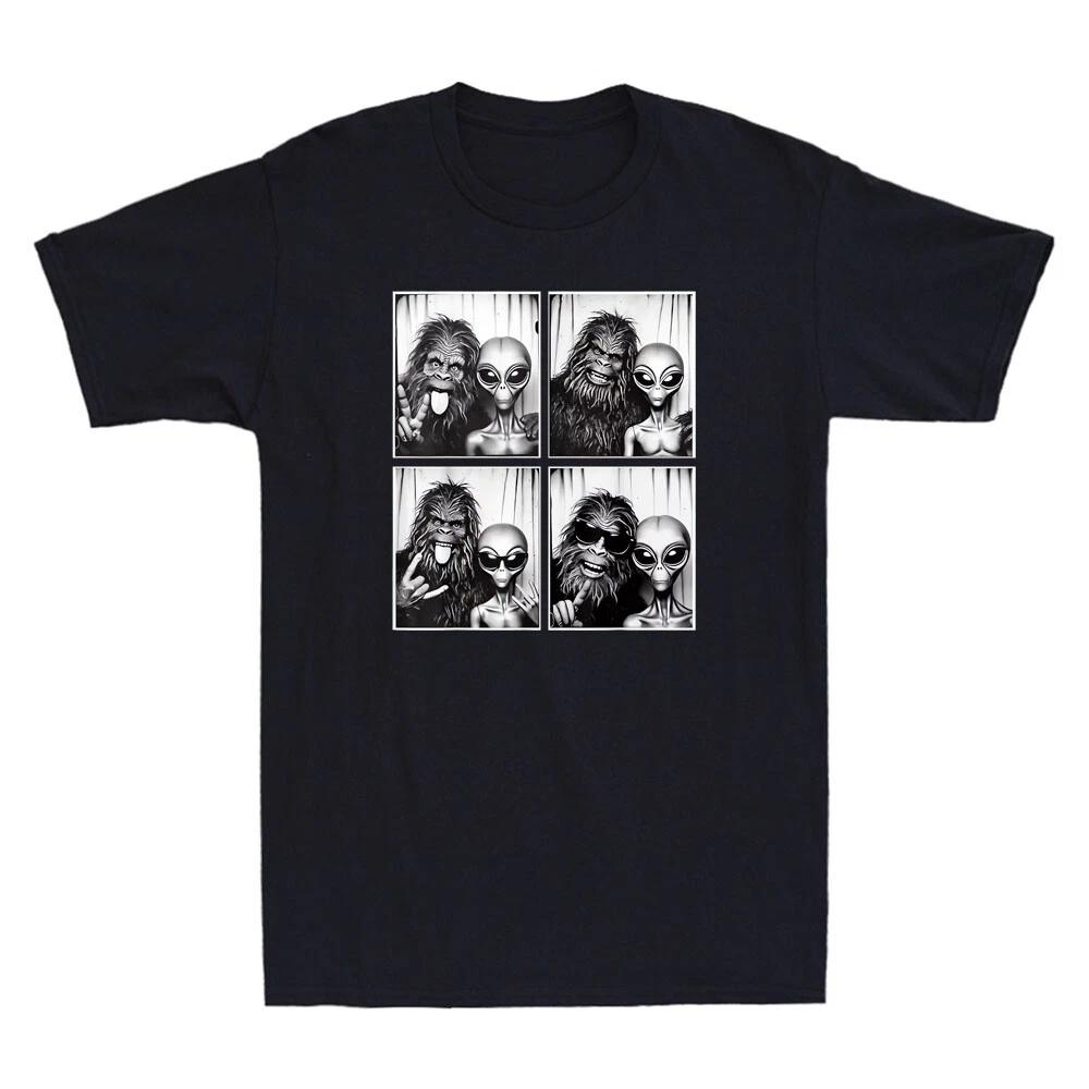 Photobooth Photo Sasquatch UFO Bigfoot And Alien Funny Graphic Men s T-Shirt Tee S