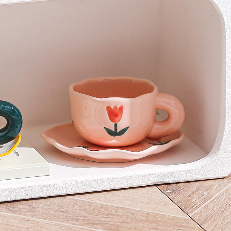 Malý svěží růžový tulipánový kávový šálek a podšálek, dívčí hrnek na pití, odpolední čajový šálek, šálek na latte jako suvenýr