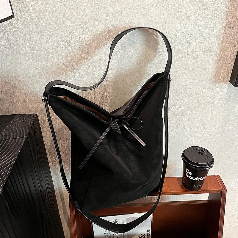 

Retro versatile large-capacity tote bag women s new autumn and winter fashion shoulder messenger bag commuter bag чёрный