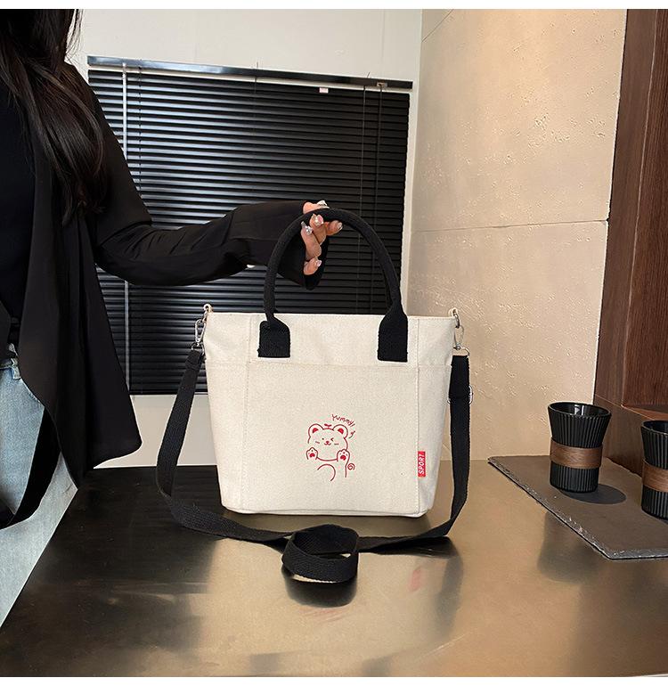 

Korean contrasting color portable canvas bag women s 2025 new casual messenger bag popular literature cute commuter bag чёрный