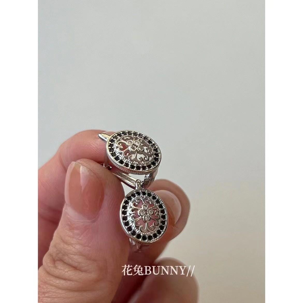 

Flower rabbit bunny elegant old-school complex classical pattern niche design hollow disc exquisite ear buckle premium stud earrings