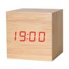 Reloj despertador digital LED con control de voz: silencioso, luminoso y con diseño cuadrado de madera para dormitorio.
