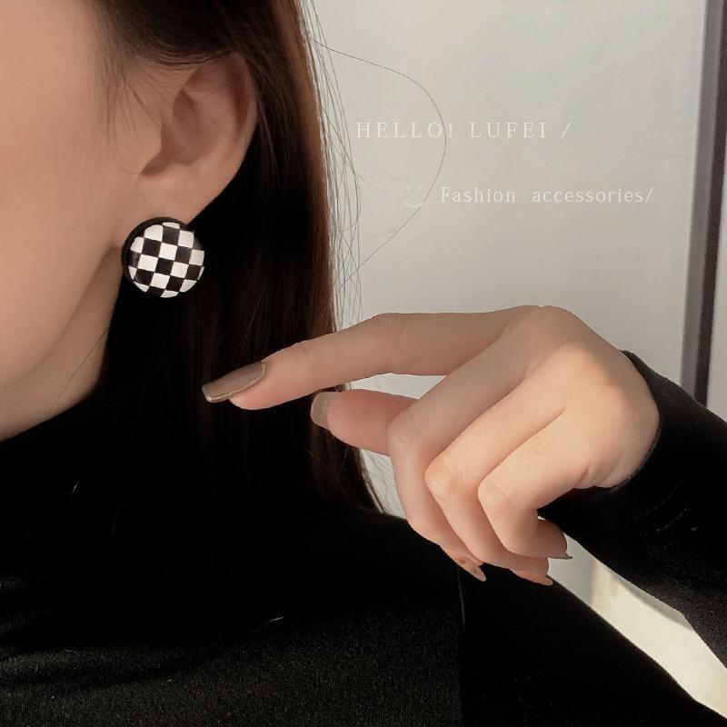 Korean ins retro niche black and white checkerboard earrings new personality temperament simple stud earrings wholesale women