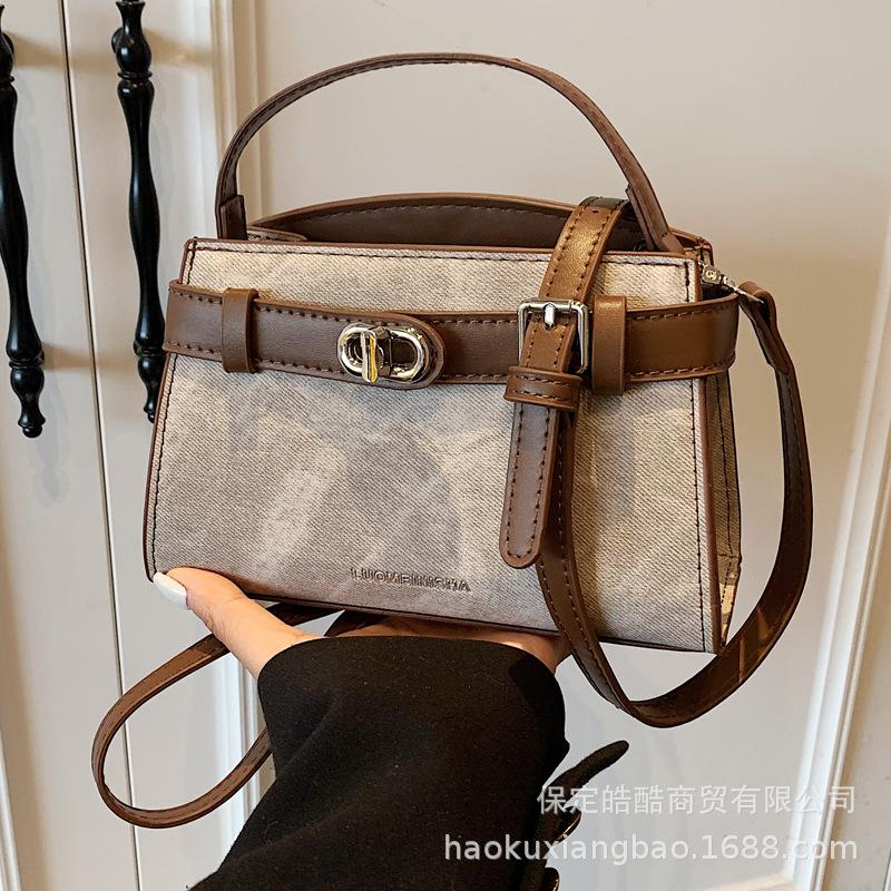 Super fire small bag women's summer versatile 2025 new simple messenger bag this year popular texture portable small square bag