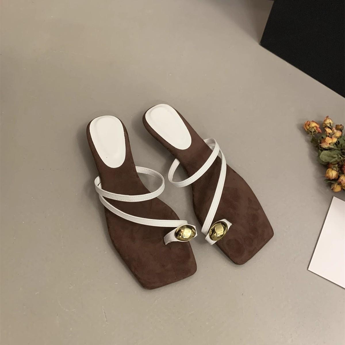 

French beautiful wedge heel cover toe cool slippers women s summer wear 2025 new models with skirts holiday low-heeled Roman sandals 40 белый