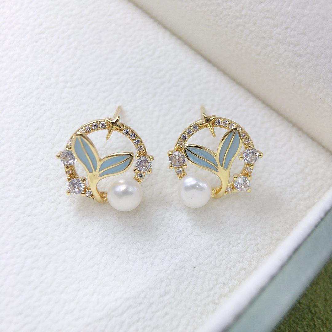 

Natural Freshwater Pearl Stud Earrings with Zircon-Paved Fishtail Design білий