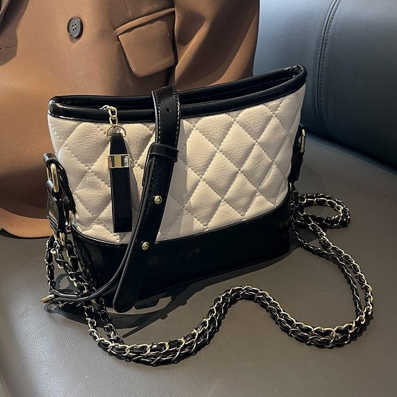 Trendy Quilted Large Chain Shoulder Crossbody Bag For Women Stylish Design And Versatile Use