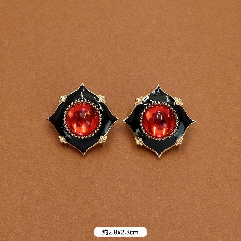 Autumn and winter niche French retro court enamel stud earrings femininity fashionable personality exaggerated Hong Kong style small fragrant ear