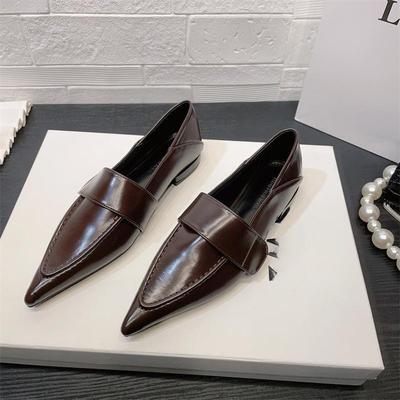 Mocassini da Donna a Punta in Pelle con Cinturino Minimalista e Tacco Basso per un Look Chic
