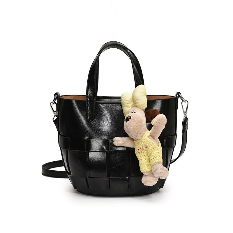 Spring and summer casual simple small fresh personalized woven design sense portable bucket bag fashionable versatile commuter messenger bag