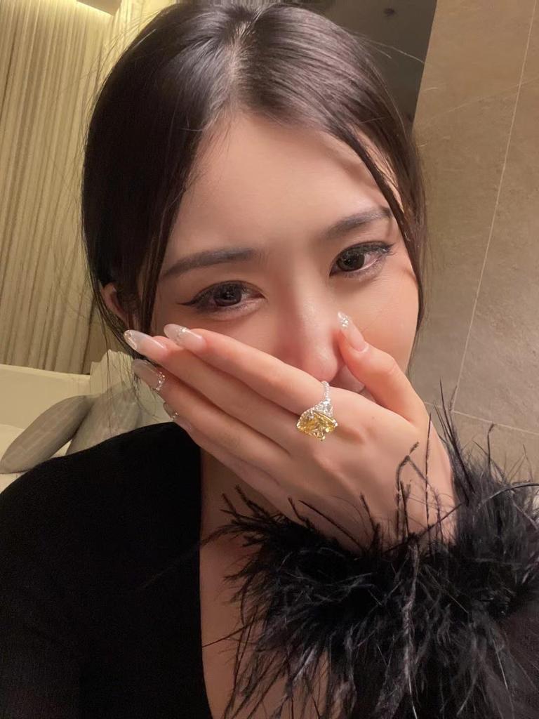 Exaggerated Yellow Diamond Square Sugar Ring Women’s 11 Carat 5A High Carbon Diamond Inlaid 925 Silver.