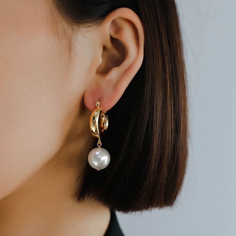 

Французские минималистичные и универсальные жемчужные серьги с пряжками для женской моды и индивидуальности. Универсальные и элегантные серьги