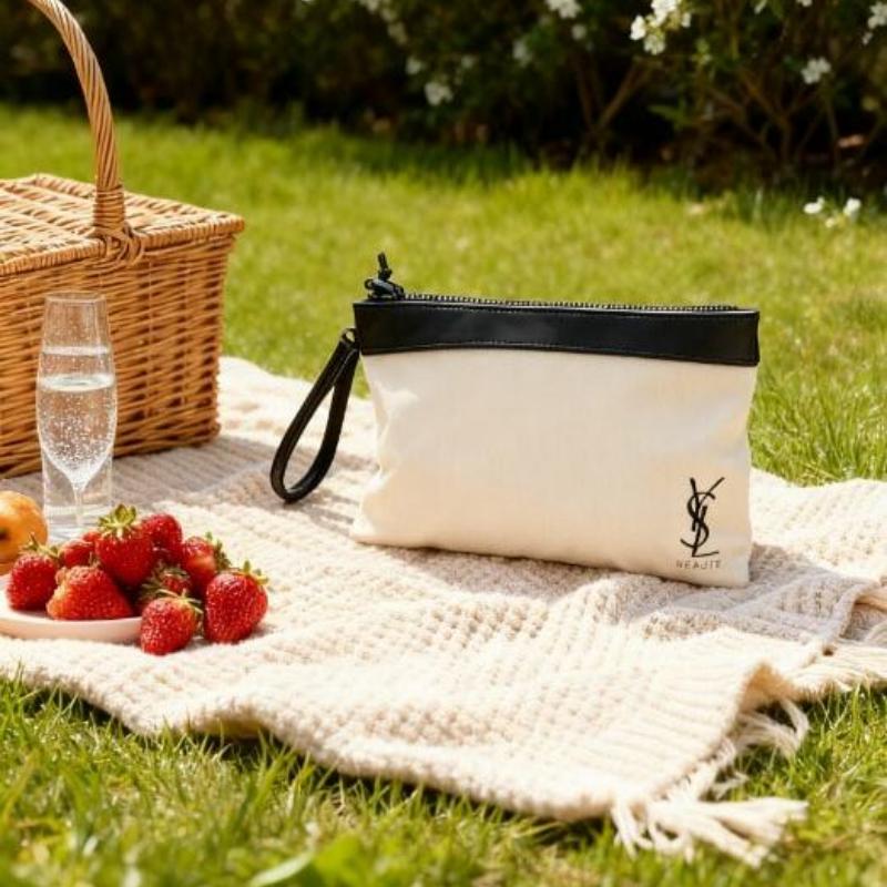 Il beauty case YSL presenta una chiusura a zip ed è adatto per l'uso quotidiano, il lavoro, i viaggi, la scuola e altre occasioni.