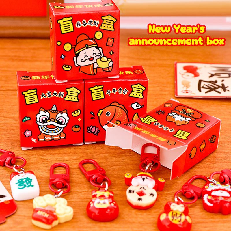 1/4 st Nyårs Blind Box Nyckelring Söt Mini Blind Box DIY Ryggsäck Dekor Hänge Miniatyr Nyckelring Överraskning Små Gåvor