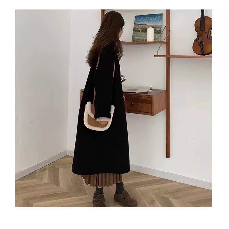Elegante e alla moda cappotto di lana tinta unita con bottoni in corno per autunno e inverno