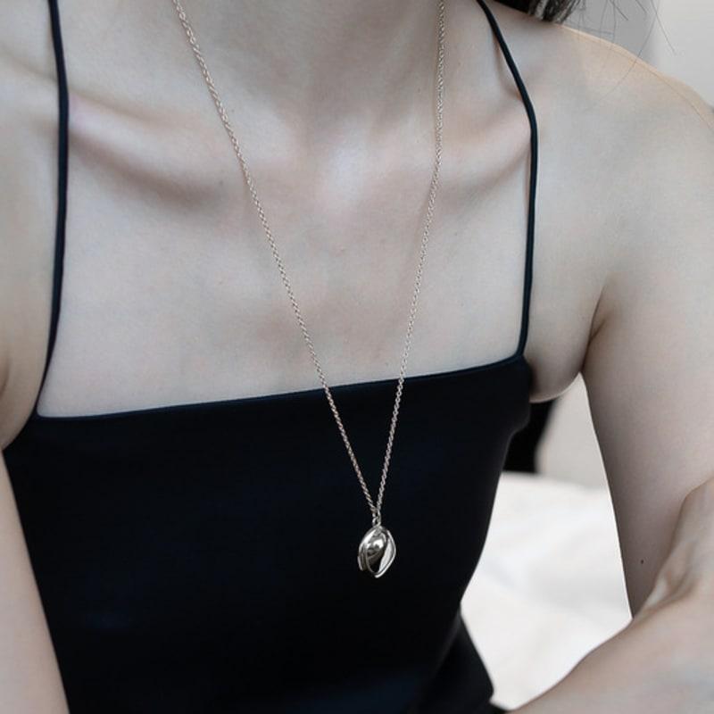 Invisible Collage BOLD ROUNDED CAP NECKLACE_SILVER