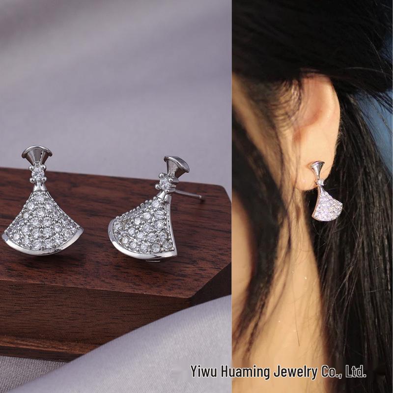 Elegantní náušnice ve tvaru vějíře s plným diamantovým přívěskem - Lehký luxus a všestranný design