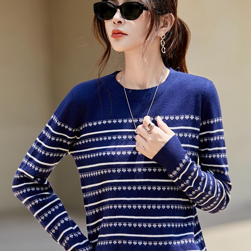 Spring and Autumn's New Strawberry Jacquard Round Neck Striped Versatile Knitted Sweater Pullover Is A Fashionable and Trendy Women's Top