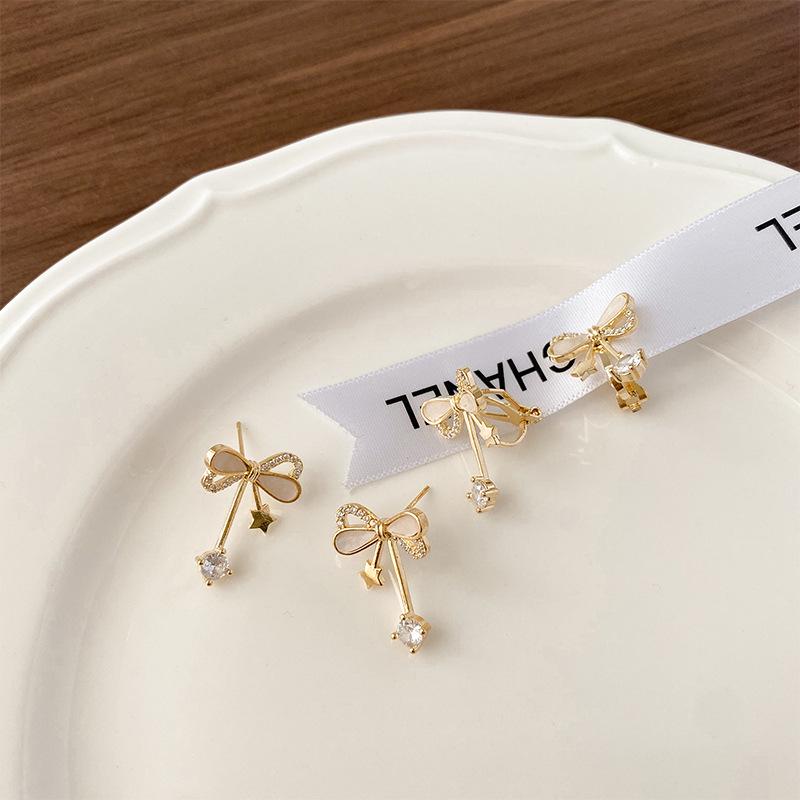 

Корейские серьги-пусеты из серебра S925 с инкрустацией бриллиантами для женщин – Элегантный и простой дизайн 19A Stud