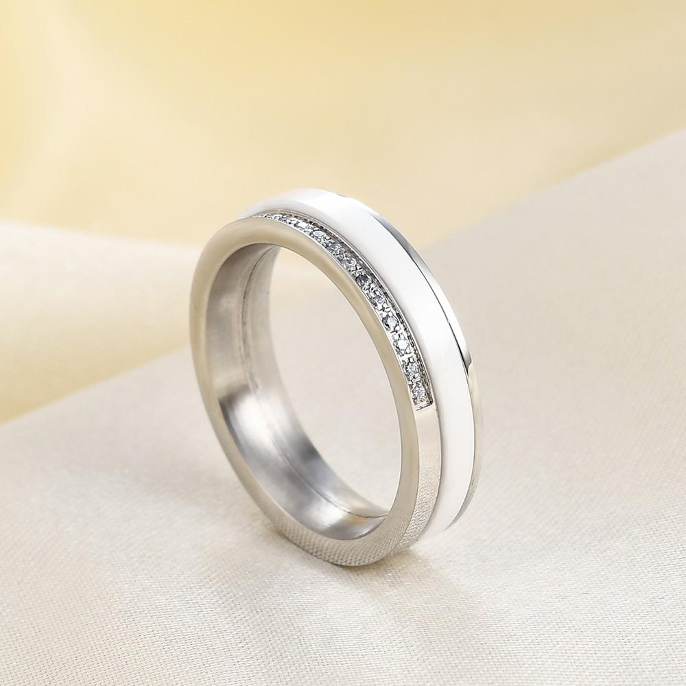 Fashionable and individual 5.5MM black and white single-row diamond-encrusted ceramic rotatable ring for women's wedding as a gi
