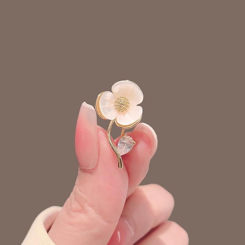 The Shell Camellia Is Simple, Small and Exquisite. It Is A Court Cheongsam Accessory, Brooch, Brooch Pin and Anti-exposure Clasp