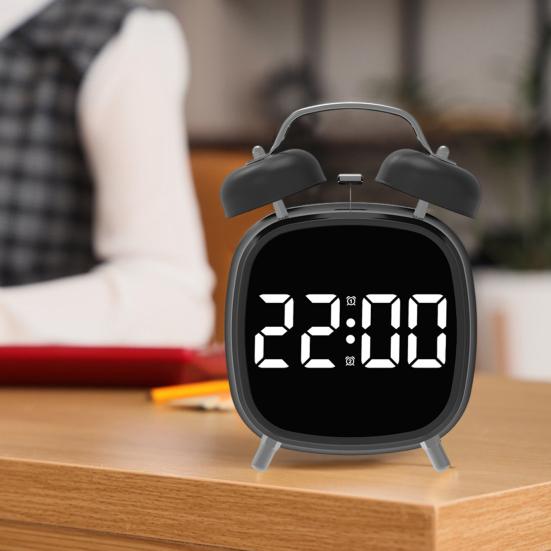 Liten digital vekkerklokke med LED-display Stor skjerm Snoozefunksjon Justerbar Batteridrevet Skrivebordsklokke