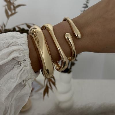 Design Sense Fashion Trend Metal Smooth Surface, Water Drop Hug Bracelet Spring Bracelet