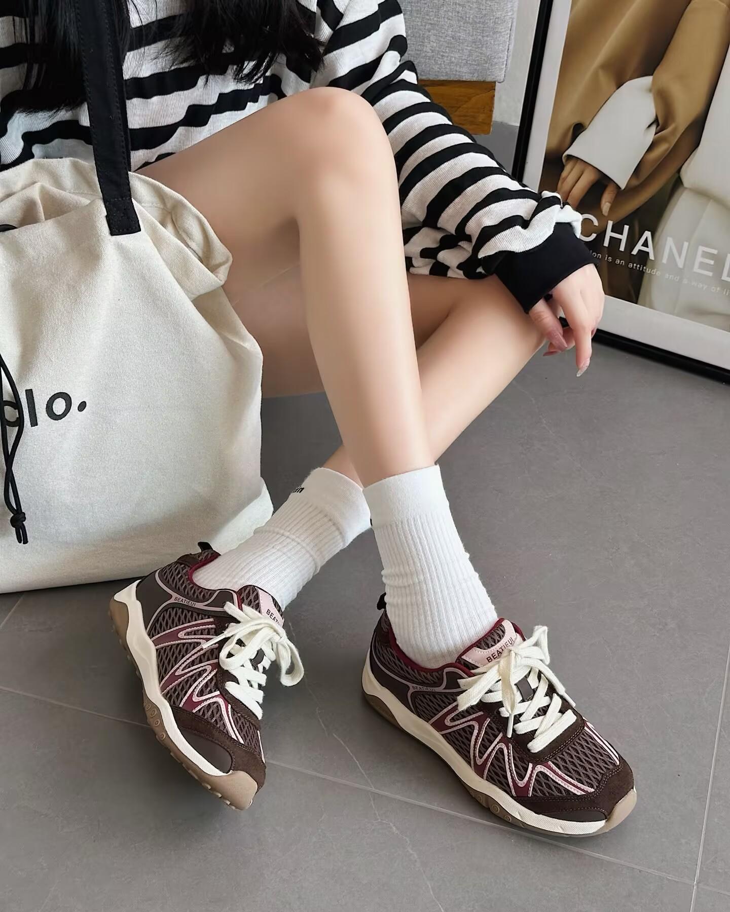 

Retro contrasting color splicing flat-bottomed German training shoes women s 2025 new mesh breathable comfortable versatile casual Forrest Gump shoes 40 коричневый