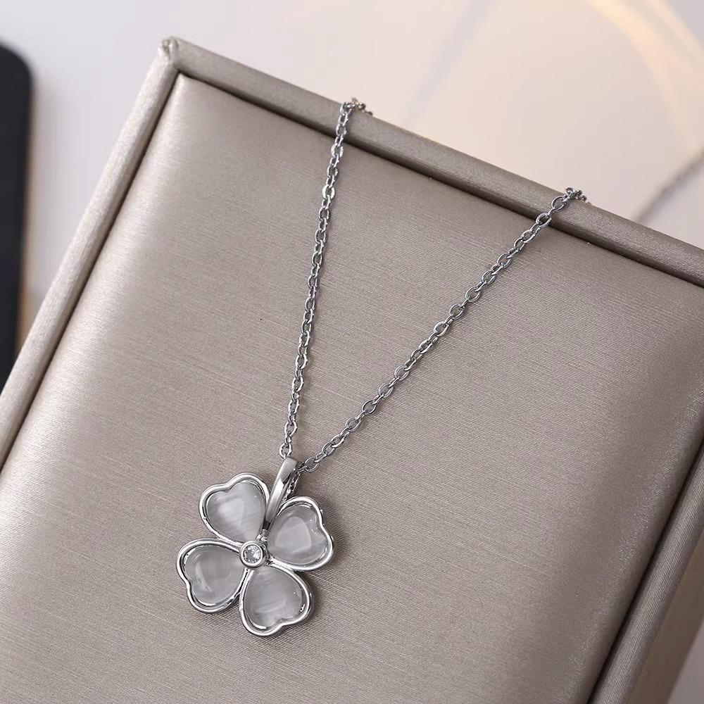 Lucky Clover Necklace Women'S Gold-Plated Cat'S Eye Delicate Petal Clavicle Chain Simple Temperament Women'S Neck Chain