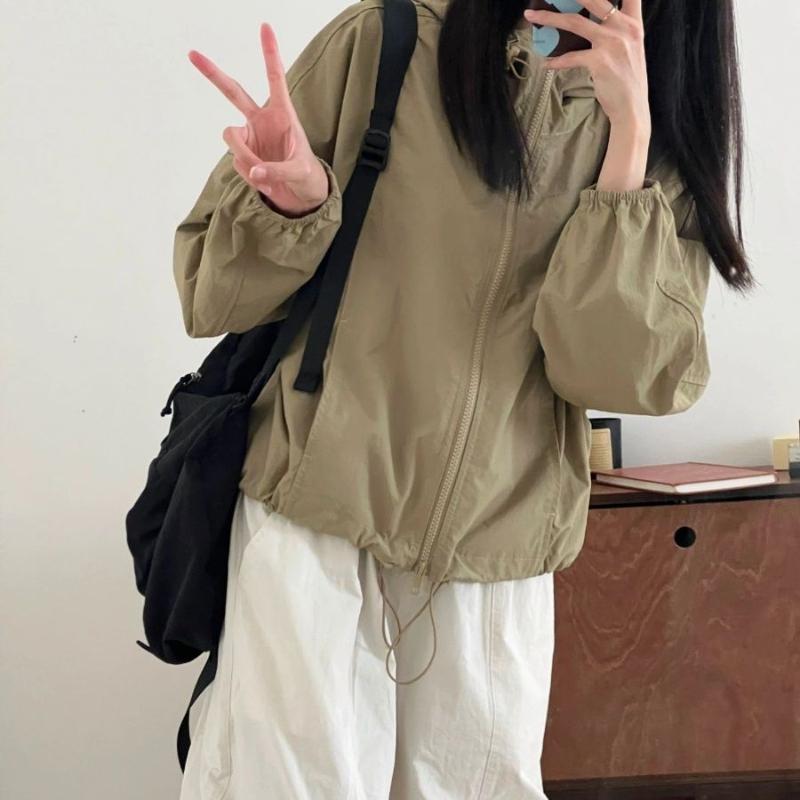 Women's Khaki Short Hiking Windbreaker Jacket Lightweight Cargo-Inspired Sports Top for Spring and Autumn