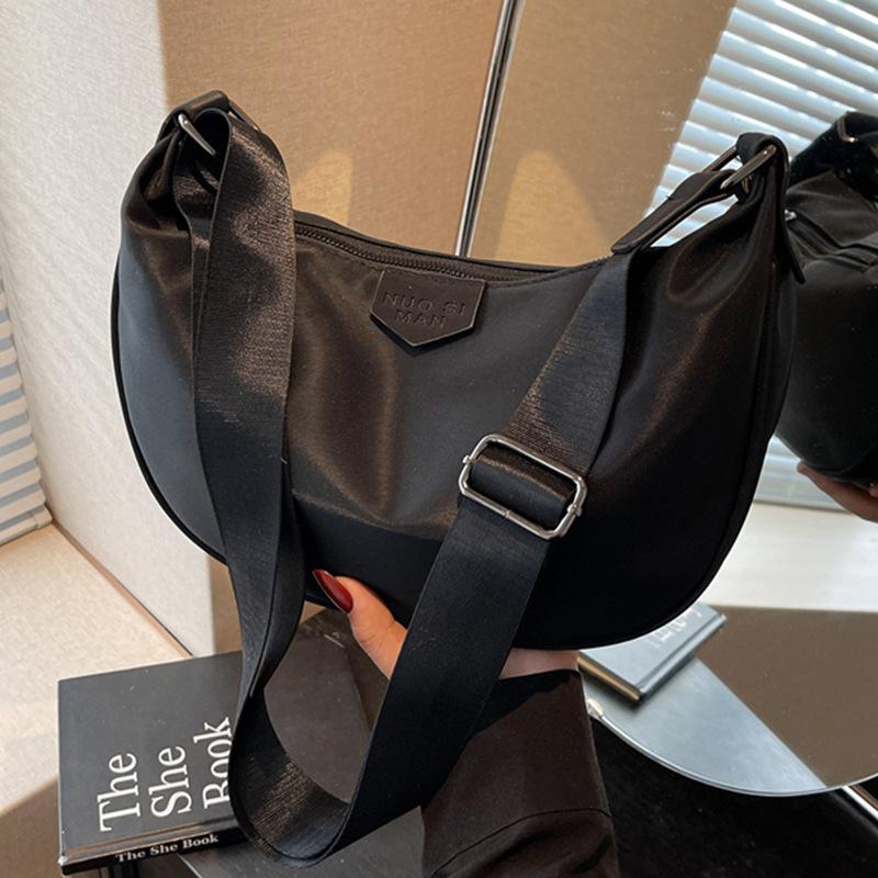 New Stylish and Simple Small Cloth Bag Women's 2025 Casual Versatile Shoulder Dumpling Bag Going Out To Play Lightweight Messenger Bag