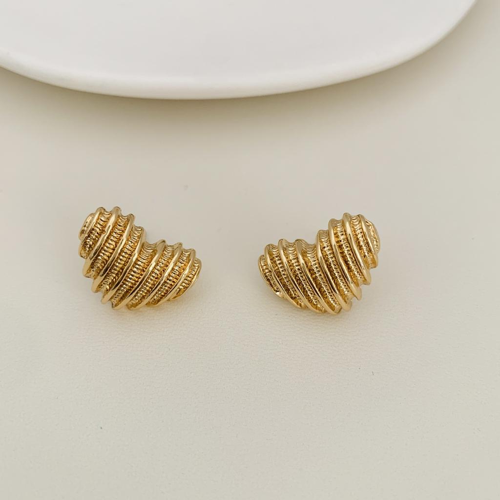 Vintage Metal Striped Texture Heart Stud Earrings for Women 18K Gold Color Plated Love Heart Earring Charm Party Jewelry Gift