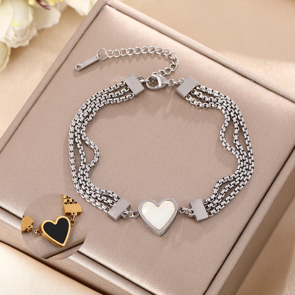 

Женский черно-белый двусторонний браслет с сердечками: Трехслойная цепочка, Роскошная позолоченная титановая сталь, Устойчива к выцветанию.