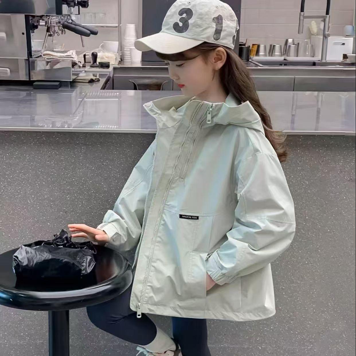 

Повседневное пальто для девочек 2025 года, детская красивая куртка с капюшоном и хардшеллом на весну и осень 170cm светло-зеленый