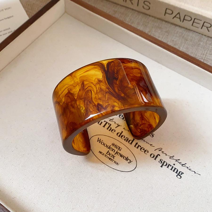 

Vintage-Inspired Chinese Wood Grain Bracelet: Elegant, Versatile Hand Jewelry with a Niche Design Flair