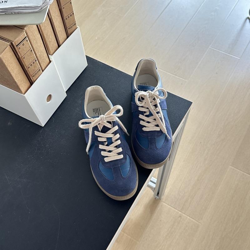 

Cowhide version of Korean color matching leather German training shoes, new retro round head lace-up casual sports shoes, flat white shoes 39 темно-синього кольору