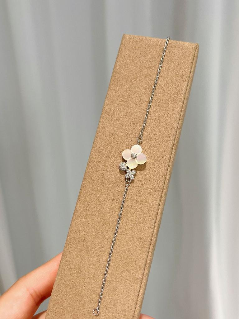 French Retro Four-Leaf Flower White Shell Fringed Necklace Five-Flower Bracelet Petal Temperament Premium Light Luxury Set