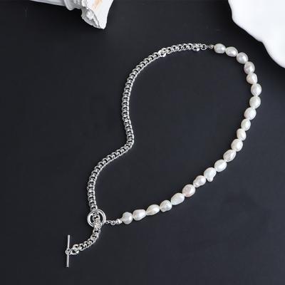 Collana con catena cubana e perle d'acqua dolce con chiusura a moschettone stile europeo e americano, collana a splicing metà catena metà perla, design di nicchia, catena per la clavicola